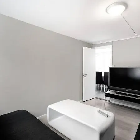 Large Apt Very Central 4-5br