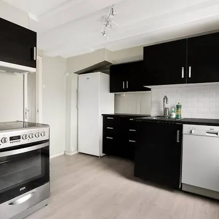 Large Apt Very Central 4-5br * برغن